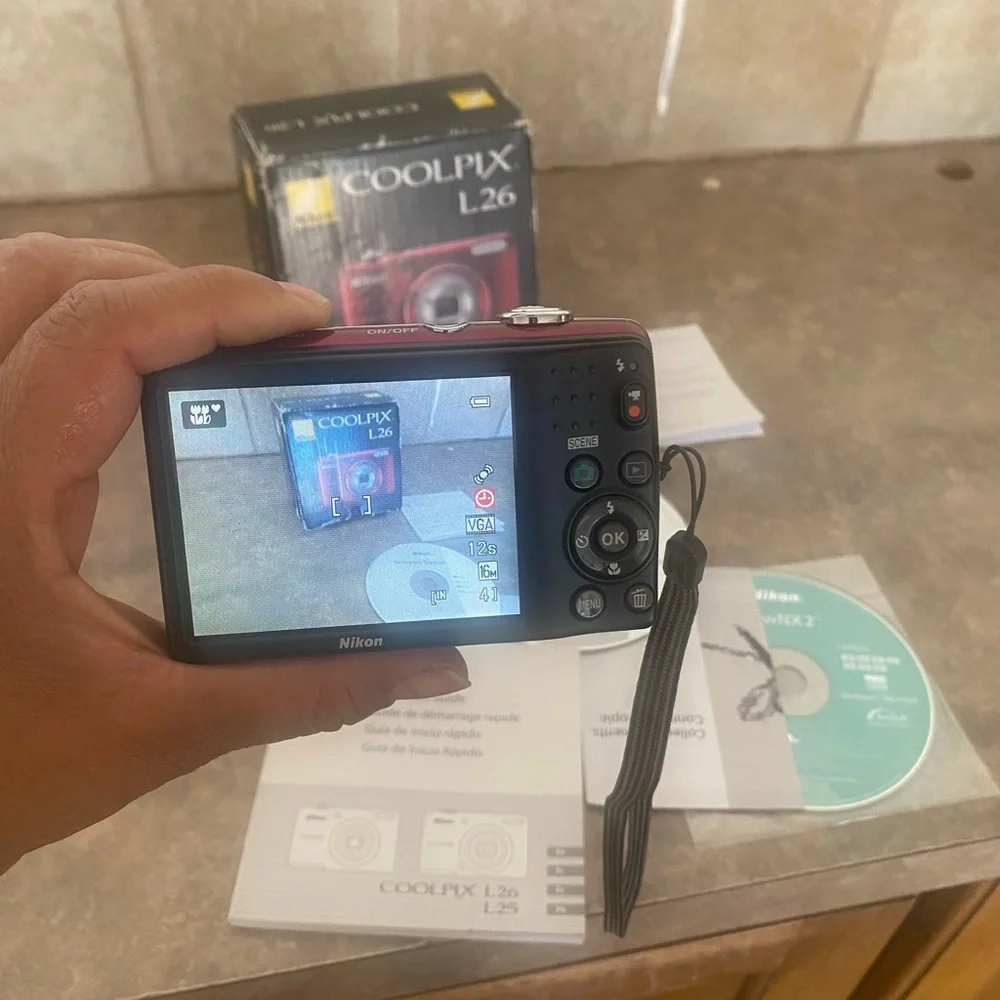 Nikon COOLPIX L26 Compact Digital Camera in Red with Manuals & Software Discs